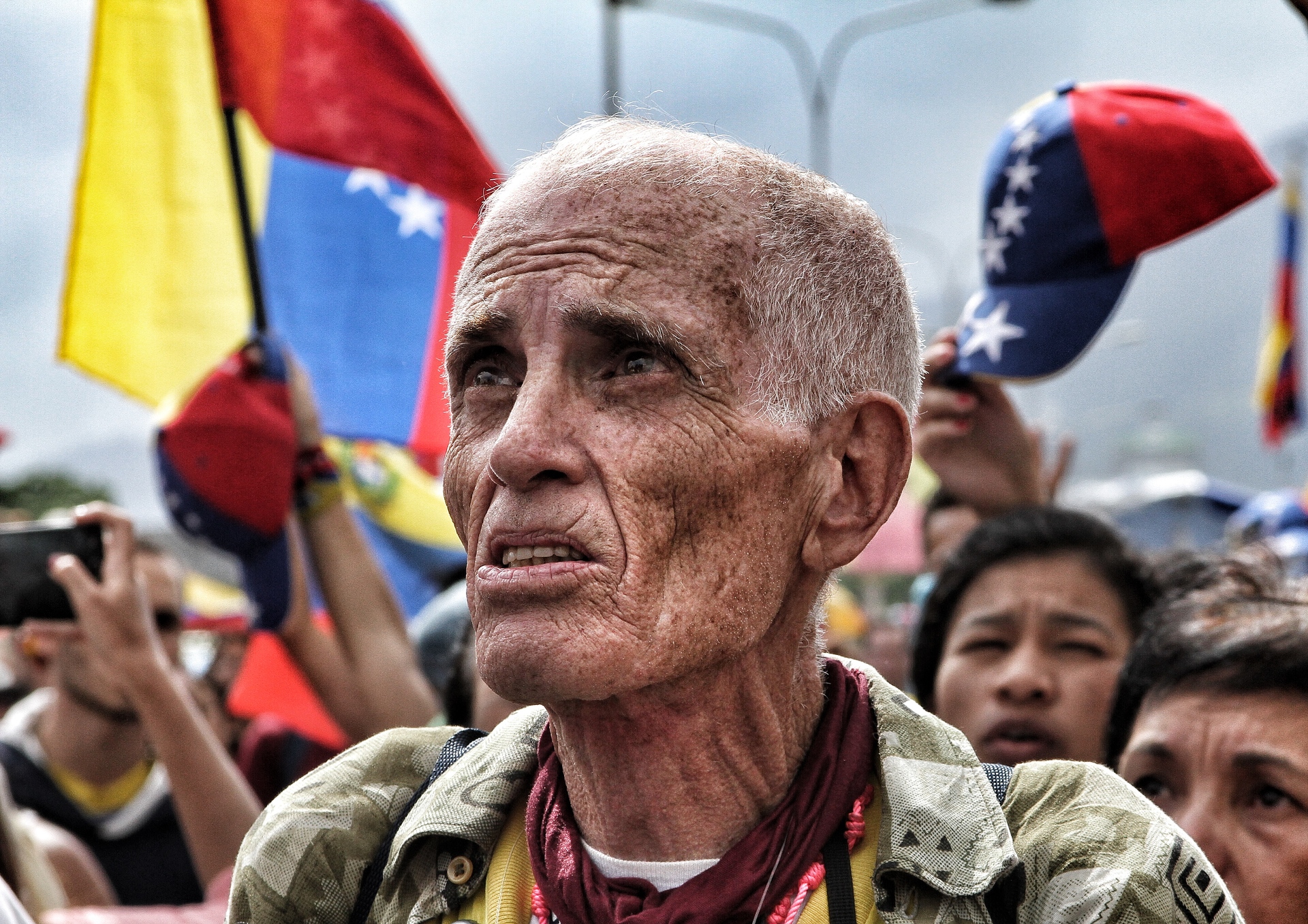 https://www.foap.com/photos/abuelo-en-resistencia-este-2017-en-caracas-venezuela-muchos-venezolanos-han-salido-a-protestar-por-la-crisis-que-vive-actualmente-en-el-pais-van-92-dias-de-protestas-contra-el-gobierno-de-nicolas-maduro-las-fuerzas-del-estado-han-dejado-decenas-de-5e869b91-a5b2-4f08-9035-2736d019f999