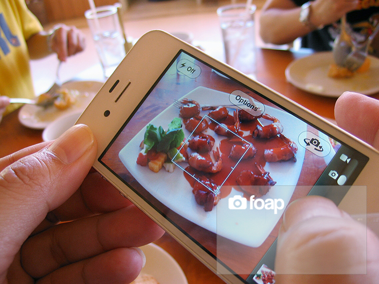 Foap-Taking_a_photo_of_food_with_smartphone