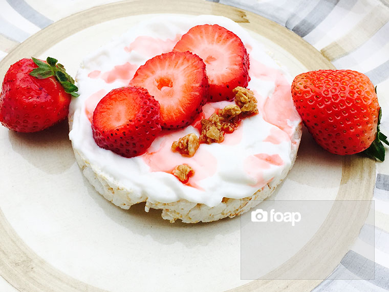 Foap-Strawberry__Greek_yogurt_and_rice_cakes