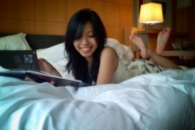 Foap-Girl_reading_a_book_on_the_bed